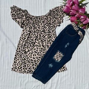 Animal Print Top and Distressed Capri Jeans 2 Piece Set Size 8  / 10